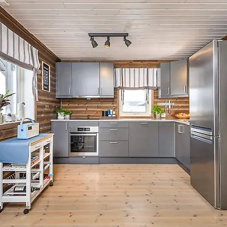 4 Bedroom Amazing In Holiday home