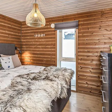 4 Bedroom Amazing In Holiday home